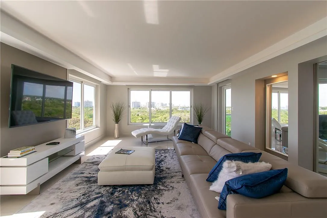 2 bed, 2.0 bath, 1700 sqft, $5,200 — Photo 2