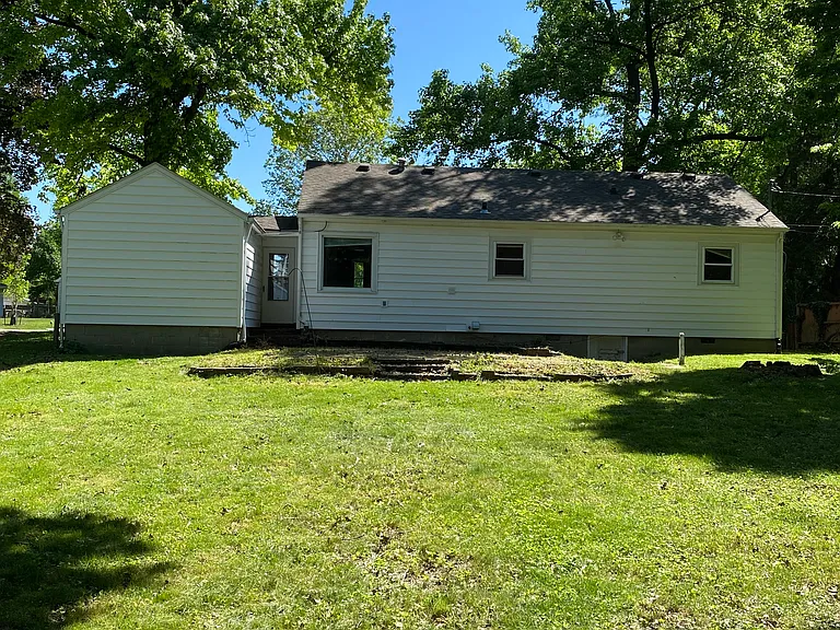 1821 Summit Dr — Photo 2