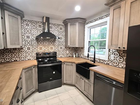 4th image of 12 Sunset Road #A