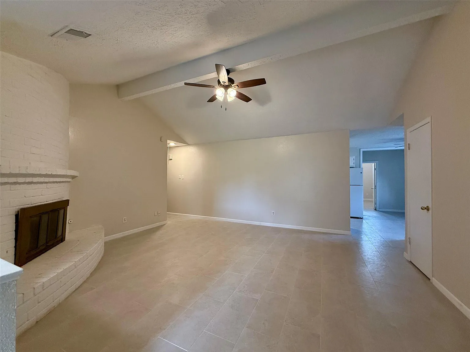 4 bed, 2.5 bath, 1587 sqft, $2,100 — Photo 2