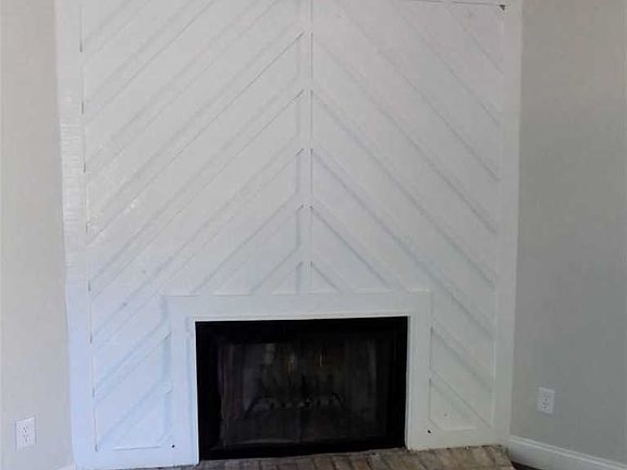 4th image of 4033 Elmcrest Dr