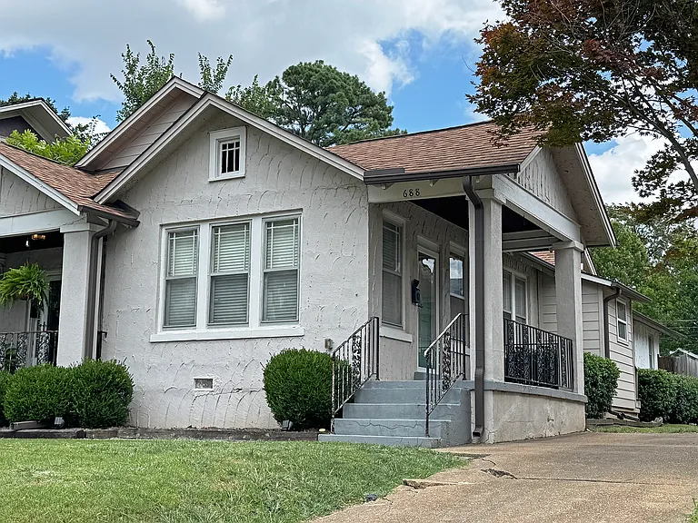688 S Mansfield St — Photo 2