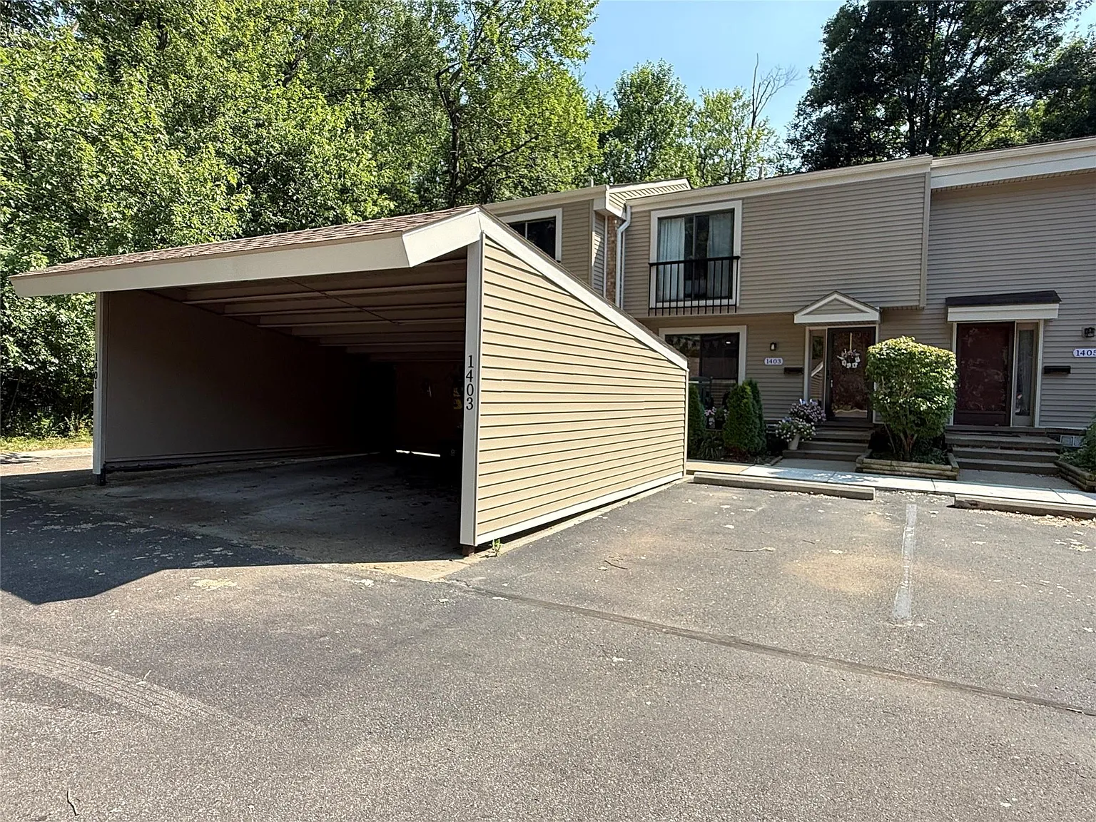 3 bed, 2.5 bath, 1412 sqft, $2,400 — Photo 3