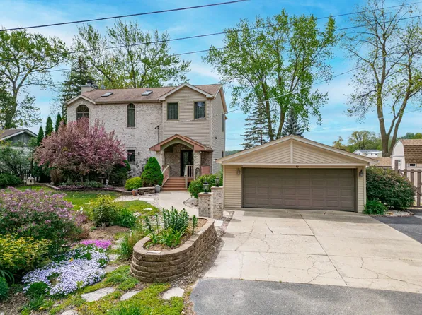 1311 W Northeast Shore Dr, McHenry, IL 60051
