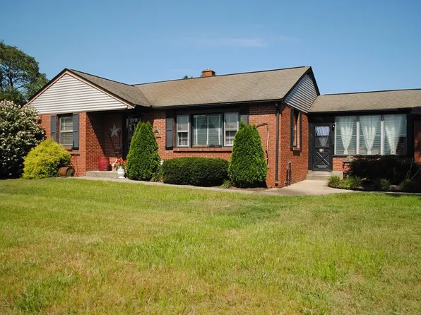 16 Woodcrest Dr, Chicopee, MA 01020