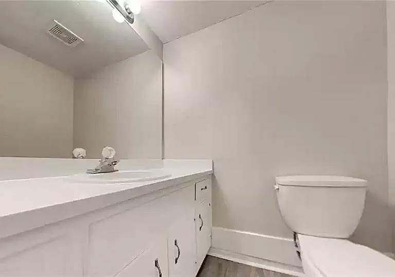 1386 Williamsburg Ln — Photo 10