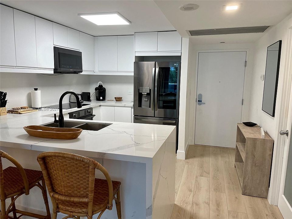 Large kitchen. Samsung appliances.
