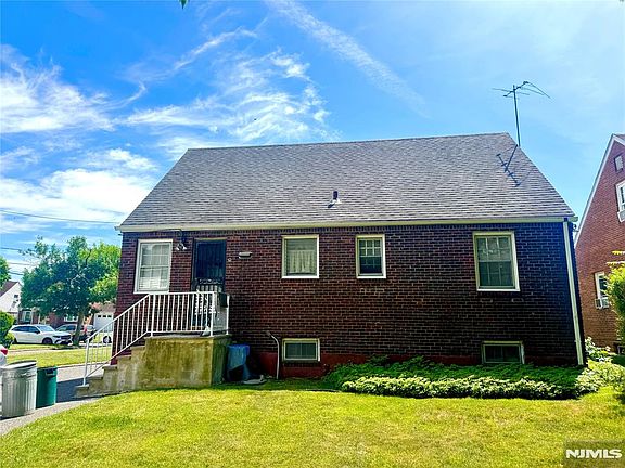 3rd image of 27 Monterey Ave