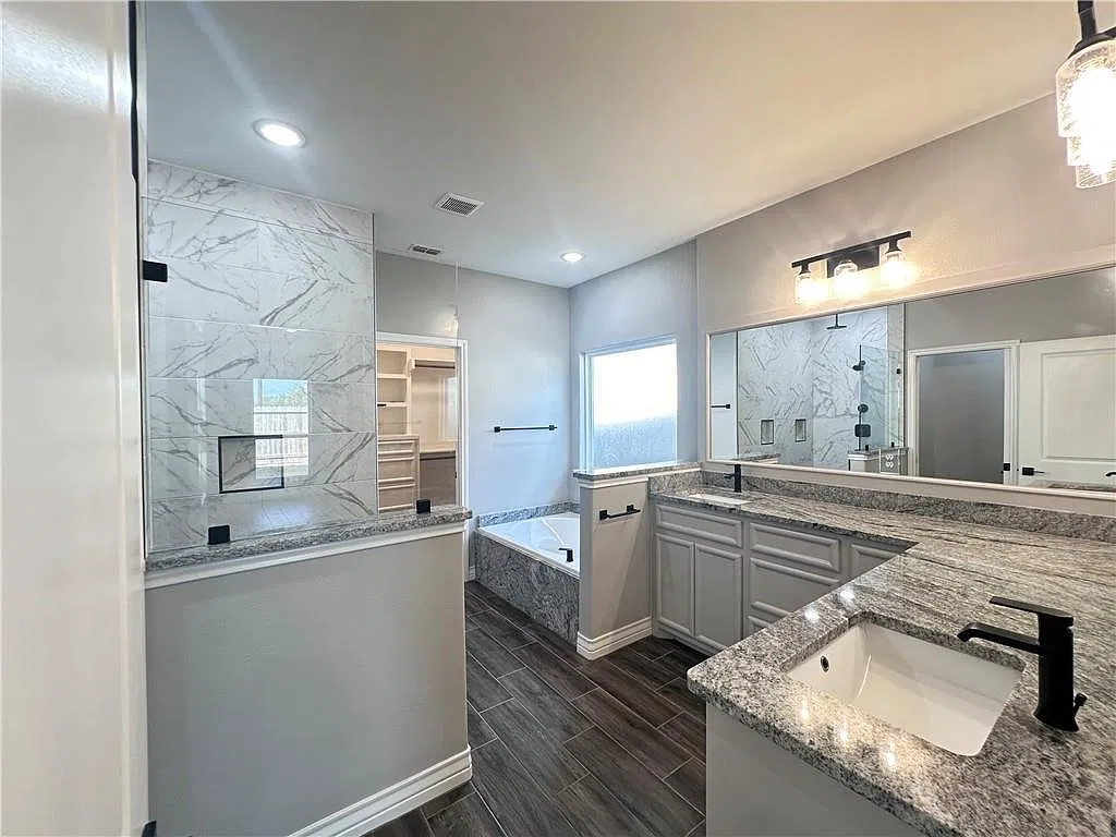 3 bed, 2.0 bath, 1894 sqft, $2,600 — Photo 3