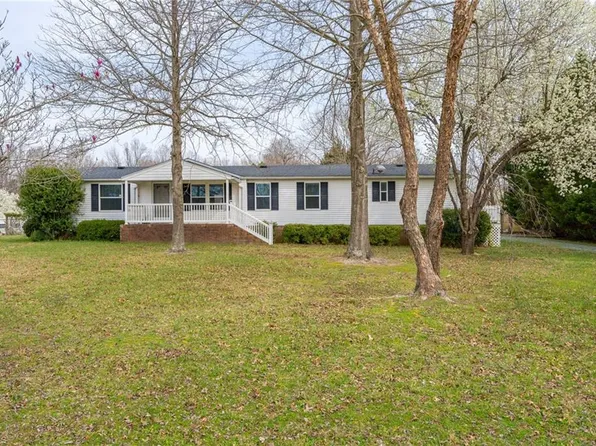 5111 Prudencia Dr, Mc Leansville, NC 27301