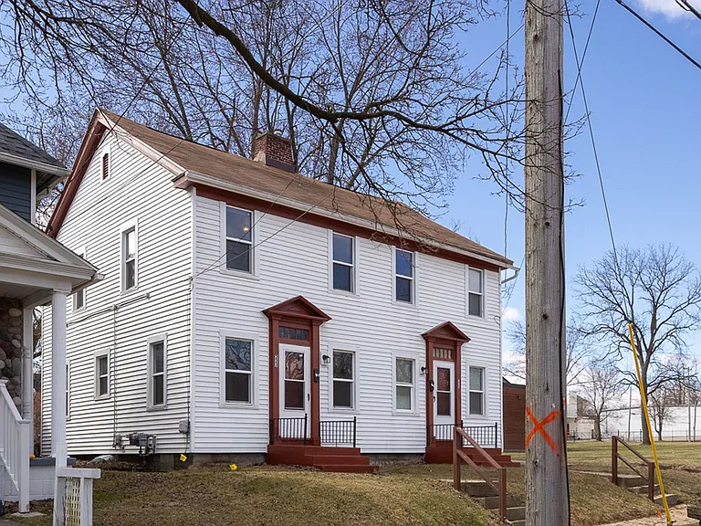 223-225 W Trail St — Photo 2