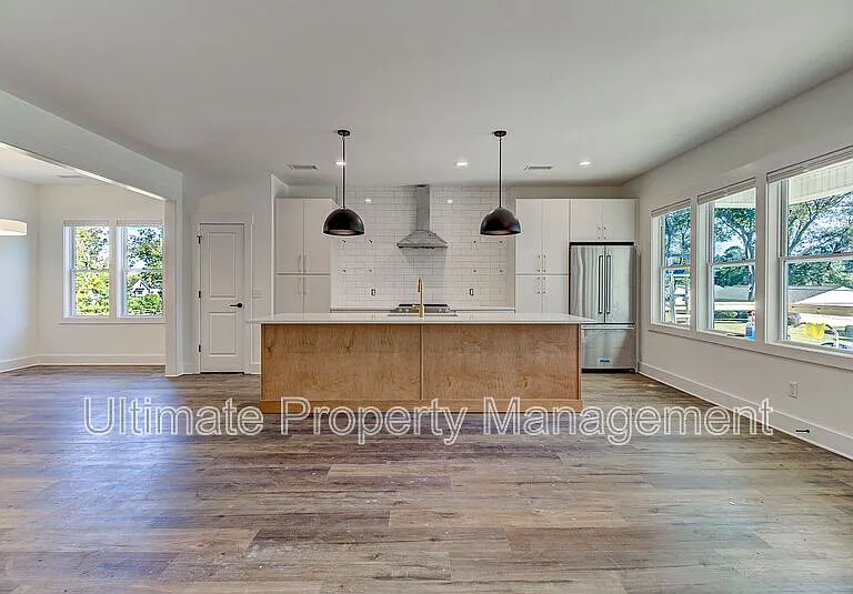 213 Myrtle Ave — Photo 2