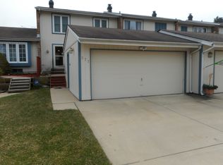 277 Colony Green Dr, Bloomingdale, IL 60108