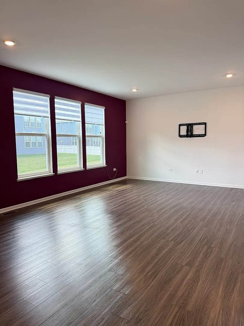 4 bed, 2.5 bath, 2760 sqft, $3,900 — Photo 2