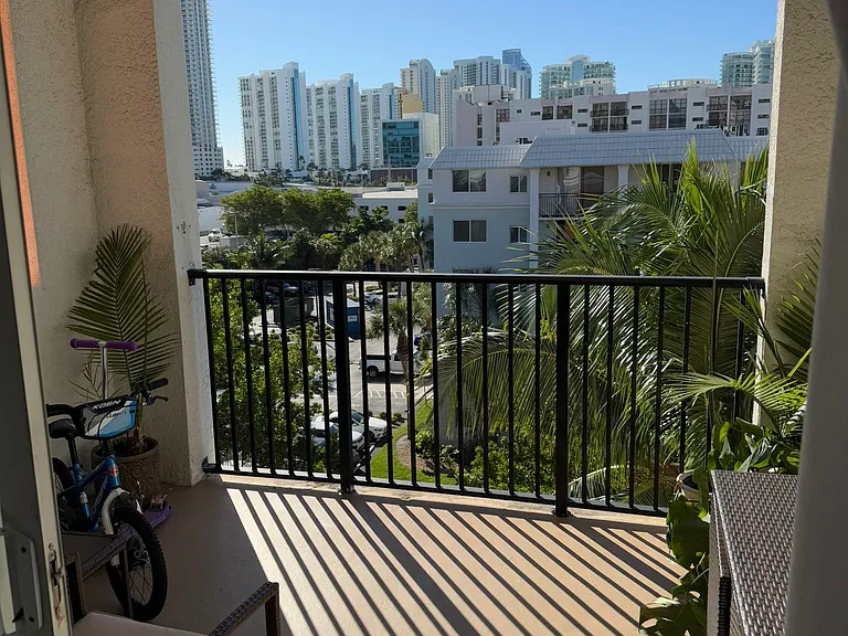 17145 N Bay Rd #Penthouse 4609 — Photo 24