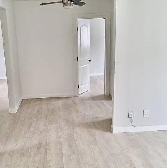 Move In Special $153 Dollars Off For The 1st 3 Months. Remodeled 3 Bedroom 1.5 Bath 2nd Floor Unit. — Photo 12