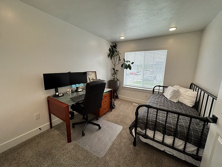 355 W 3085 S — Photo 37