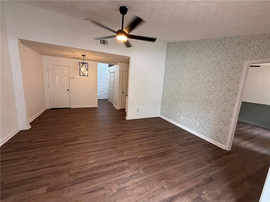 3 bed, 2.0 bath, 1490 sqft, $2,000 — Photo 4