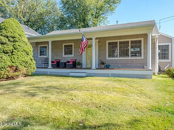 43 Roosevelt Circle W, Red Bank, NJ 07701