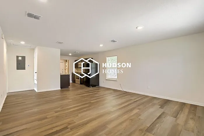 3 bed, 2.0 bath, 1090 sqft, $1,599 — Photo 4
