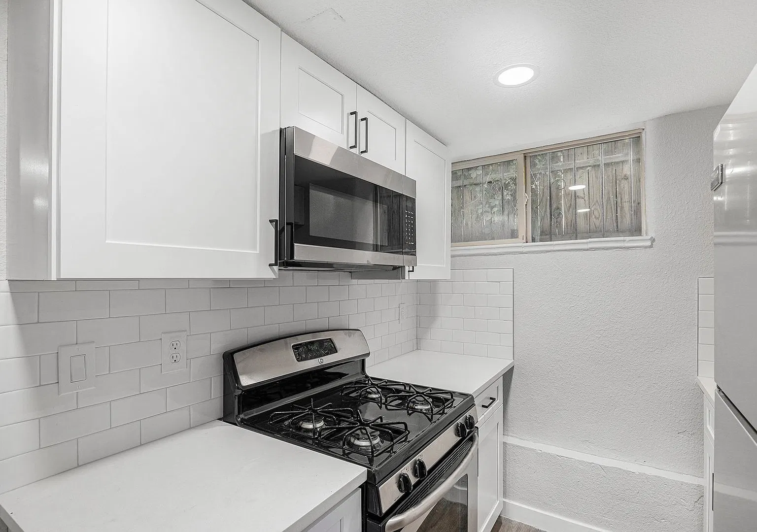 Garden-Level 2 bed Apartment in Congress Park Available Now — Photo 1