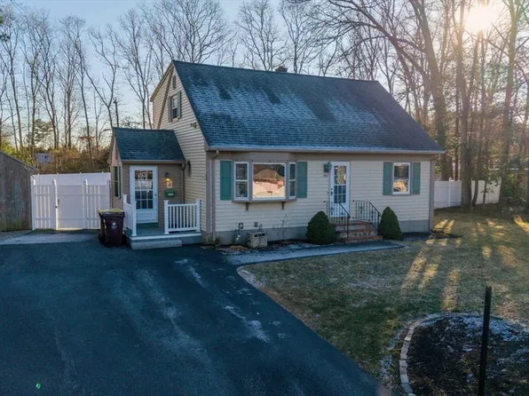 902 Tobey St, Acushnet, MA 02743