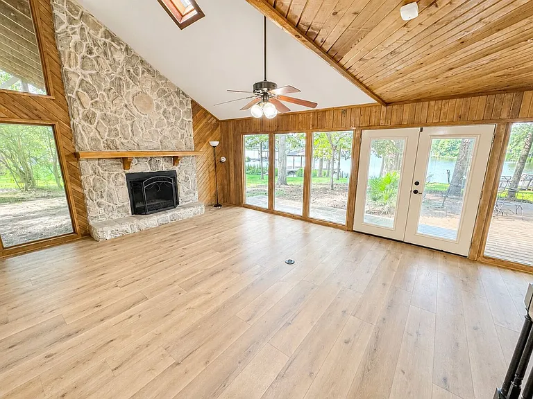 1855 Glen Cove Dr — Photo 2