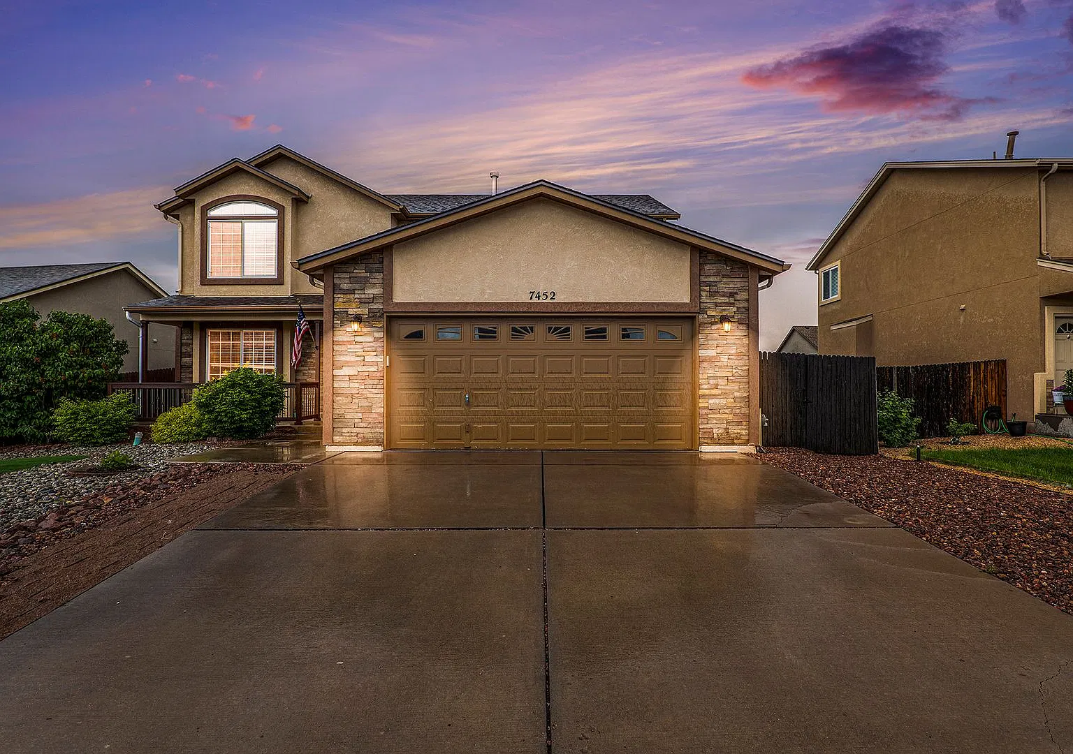 Large 2 Story Home with Full Basement and Yard. — Photo 4