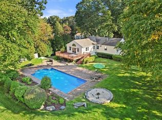 10 Dogwood Rd, Mahopac, NY 10541