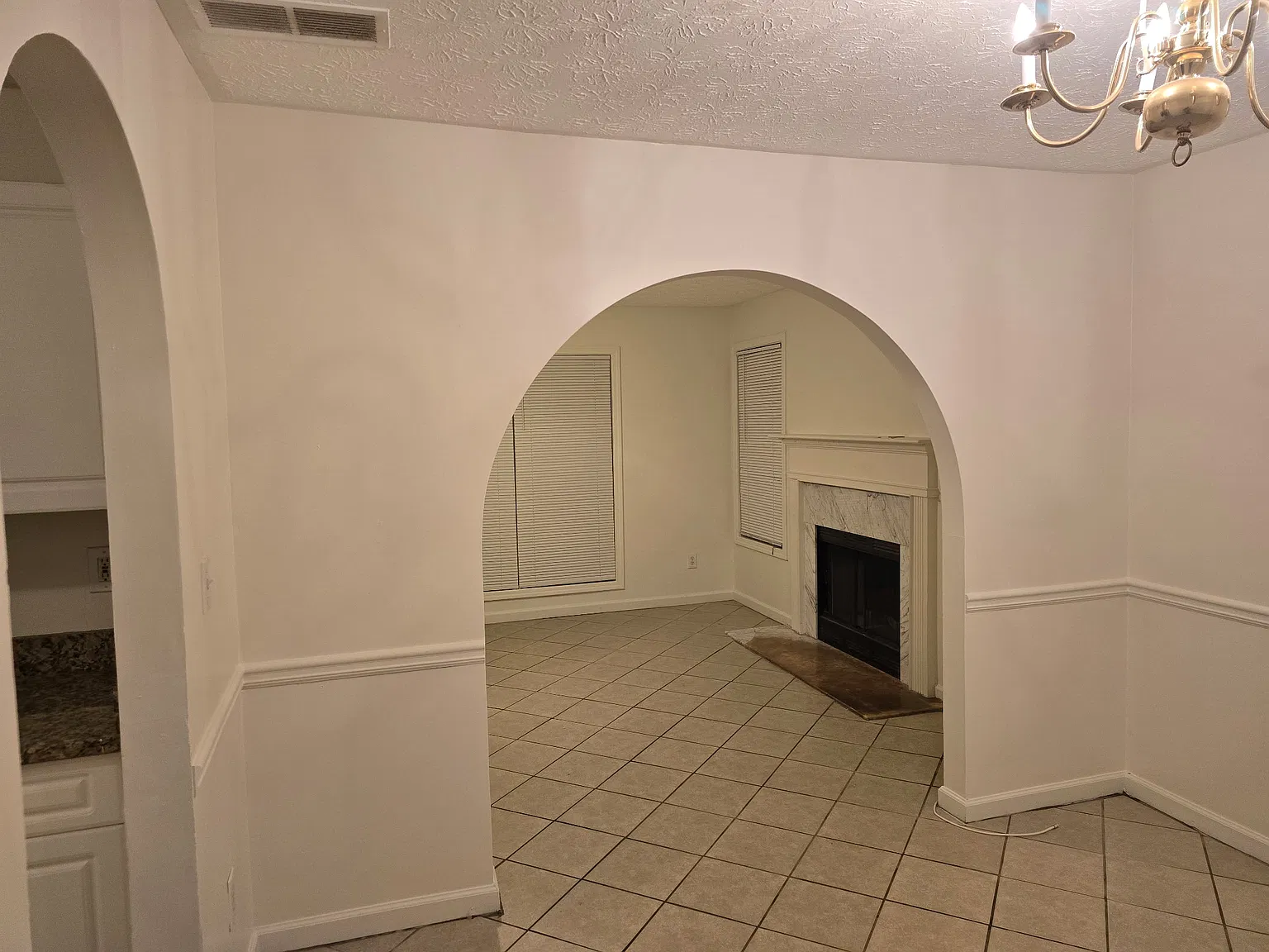 4 bed, 2.5 bath, 1732 sqft, $2,300 — Photo 3