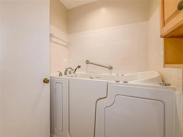 907 Hillside Ter — Photo 28