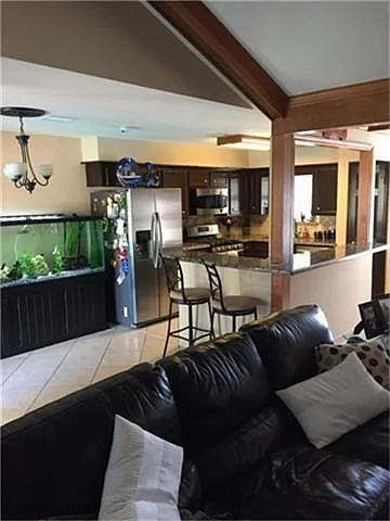 4 bed, 2.0 bath, 1739 sqft, $2,400 — Photo 4