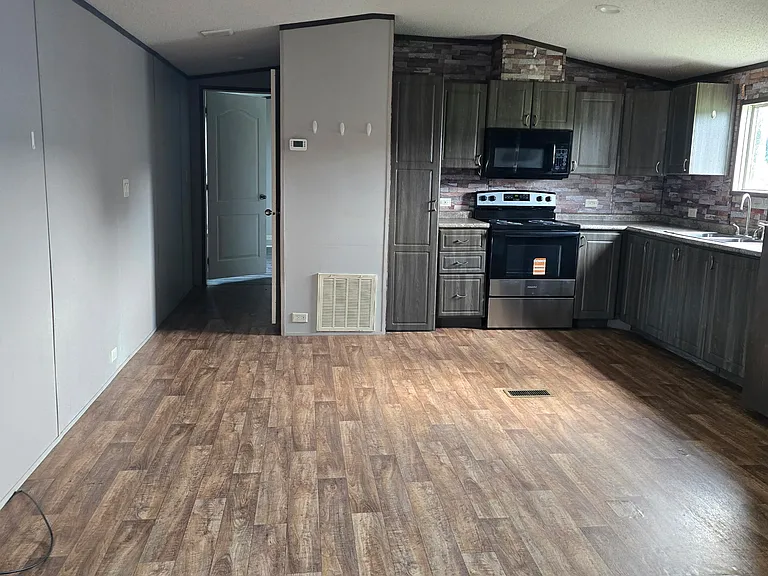 216 Holton Ln — Photo 2
