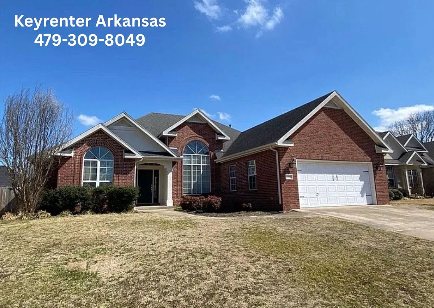 Bright & Spacious 4-Bedroom Home with Fireplace, 2-Car Garage & Fenced Backyard in Rogers! — Photo 1