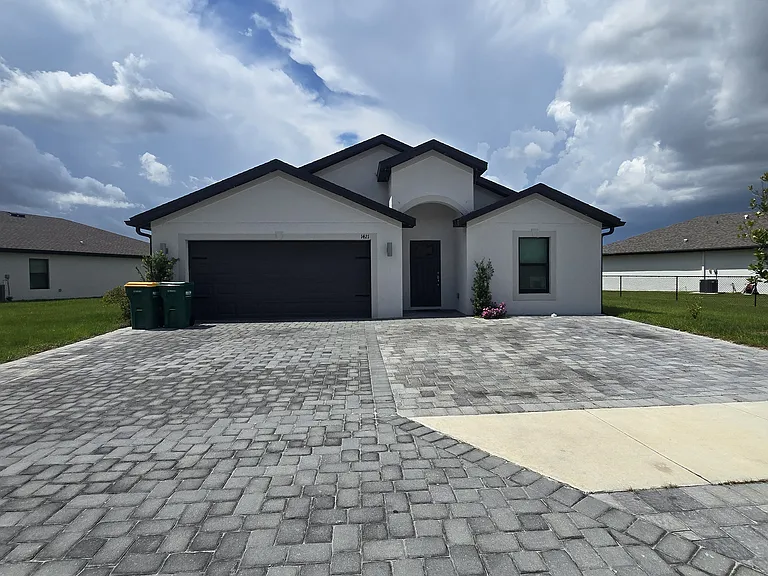 1421 Bush St W — Photo 1