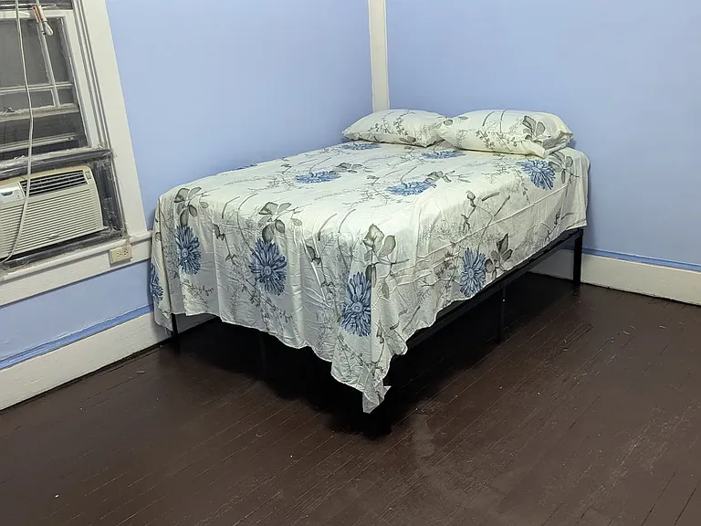 Spacious Master Bedroom with Queen sized Bed