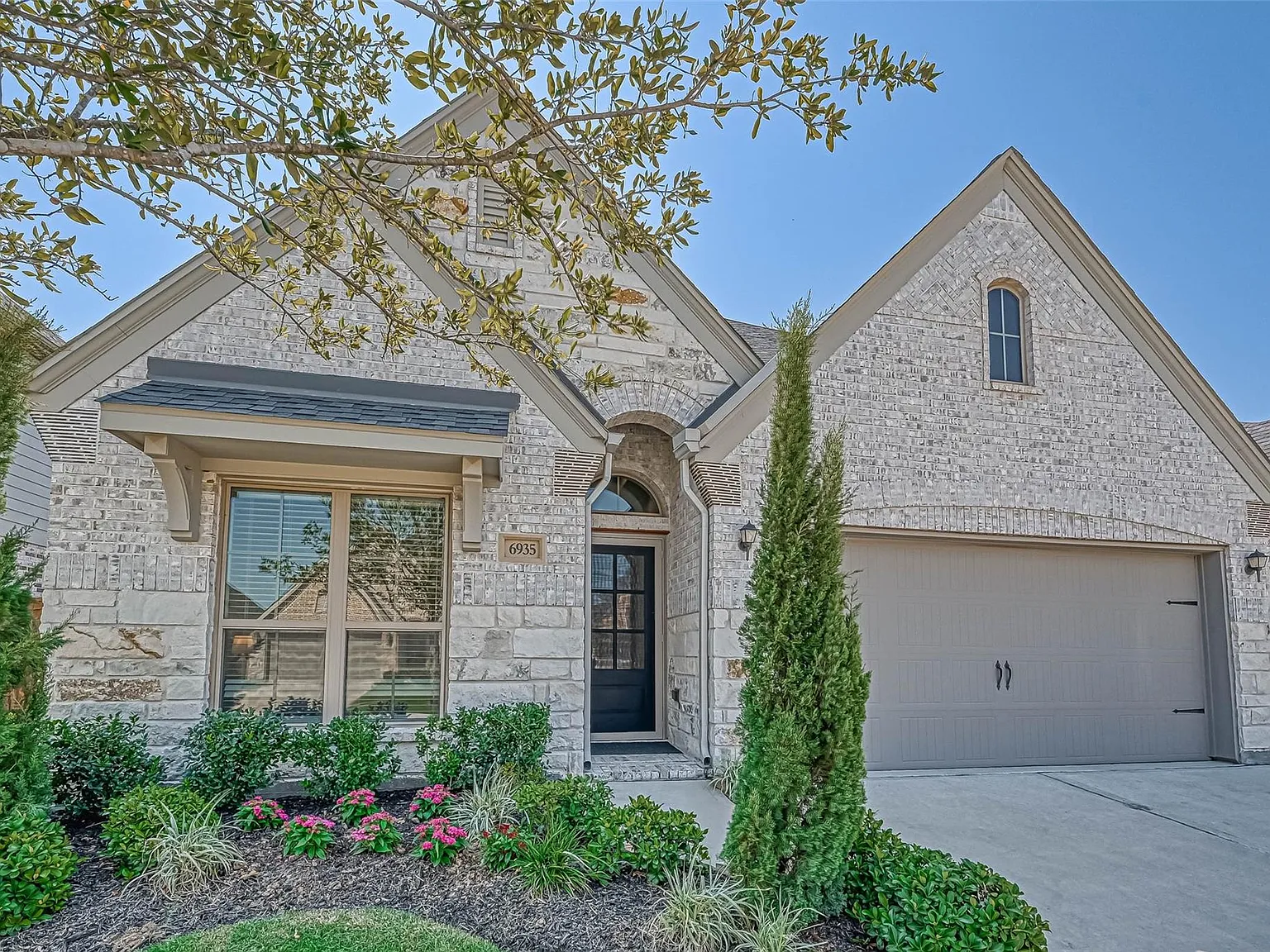 3 bed, 2.0 bath, 1980 sqft, $3,200 — Photo 3