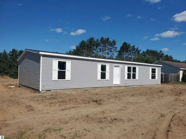 8916 Valley Rd NW, Rapid City, MI 49676
