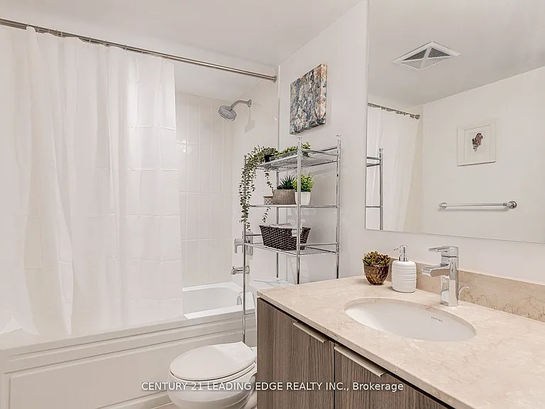 955 Bay St #913 — Photo 15