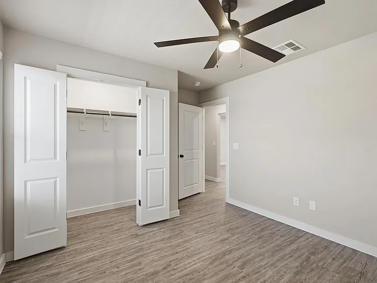 2838 Glennster St — Photo 17