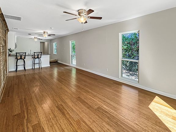 5th image of 825 W Nelson St