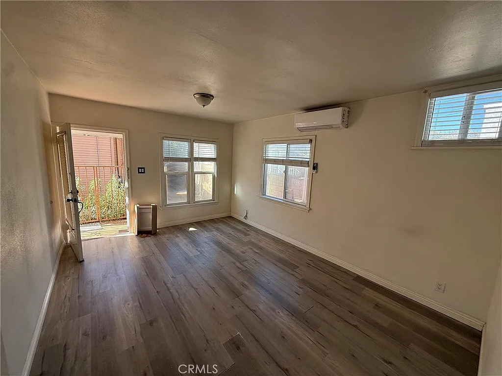 2 bed, 650 sqft, $2,300 — Photo 3