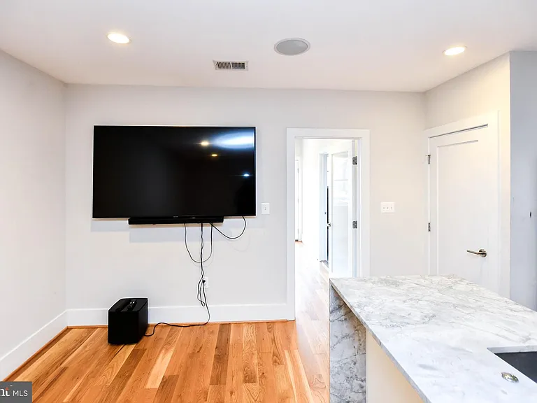 913 Quincy St NE #3 — Photo 12