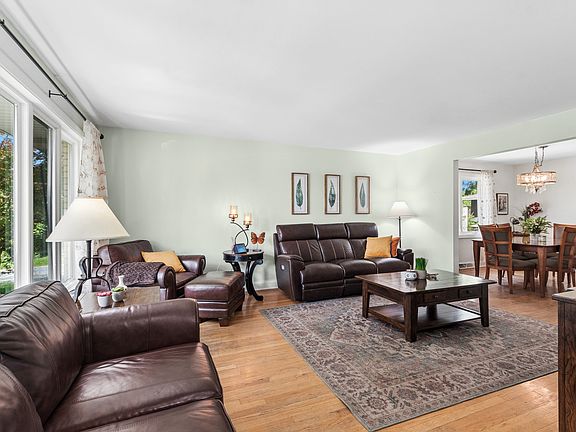 3rd image of 6722 W 93rd St
