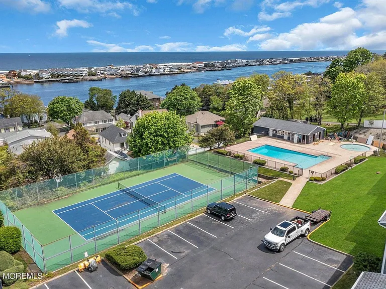F-4 Hillside Court — Photo 1