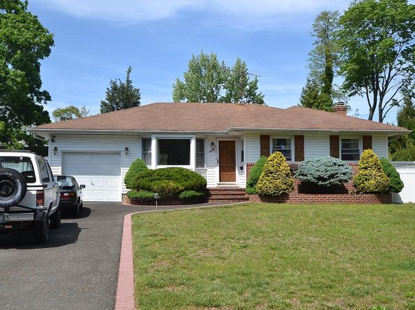 60 Tanglewood Drive, Smithtown, NY 11787