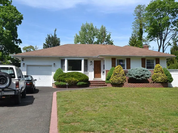 60 Tanglewood Drive, Smithtown, NY 11787