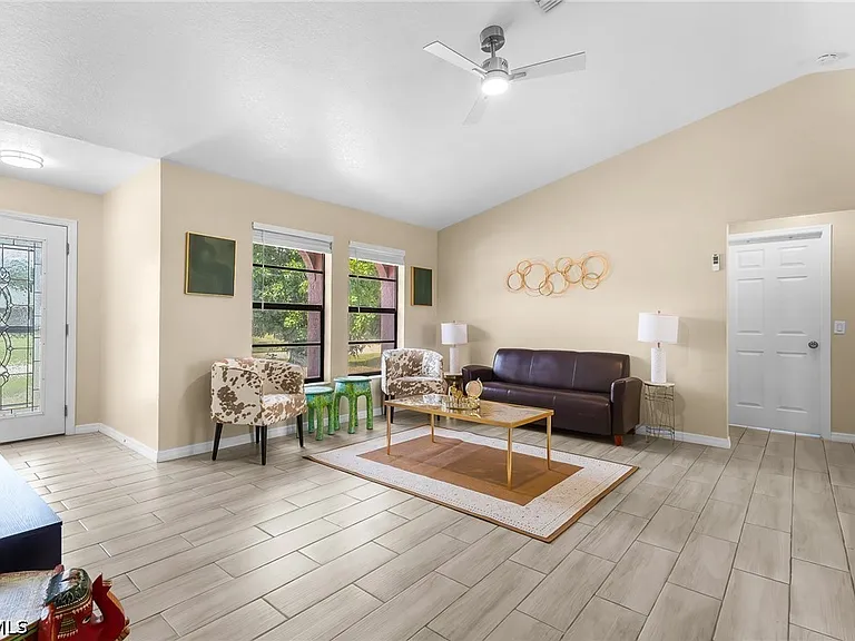 930 SW 34th St — Photo 15