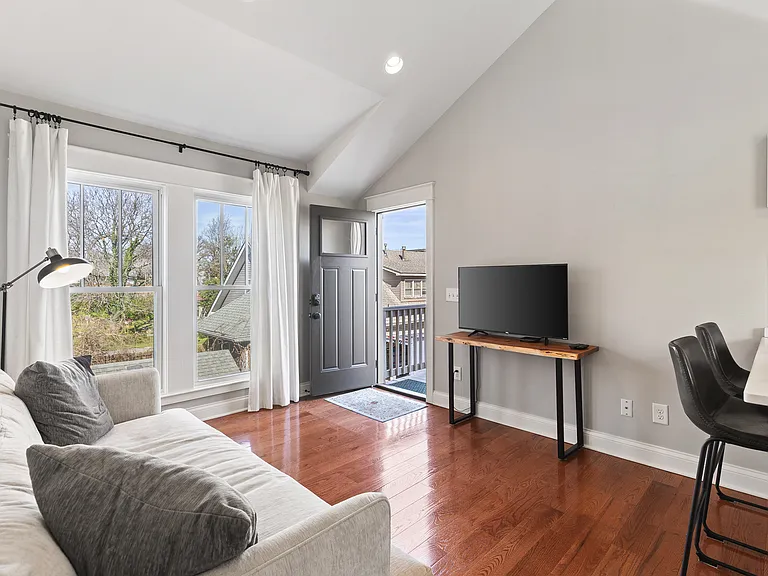 2113B Bernard Ave #B — Photo 6