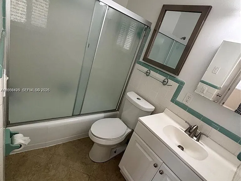 1061 NE 34th St #3 — Photo 8